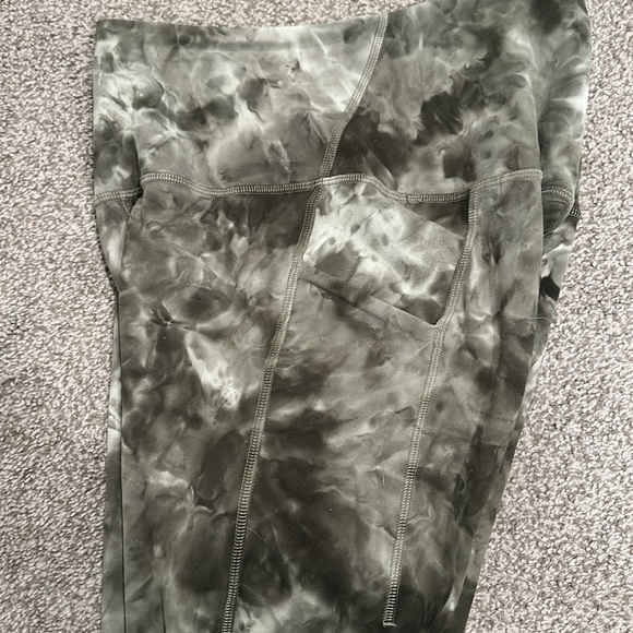 Lululemon align leggings with pockets - Picture 3 of 4